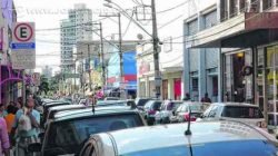 Lojas do comércio de rua vão funcionar em horário especial nesta sexta e sábado