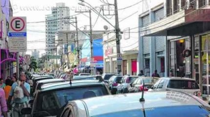 Lojas do comércio de rua vão funcionar em horário especial nesta sexta e sábado