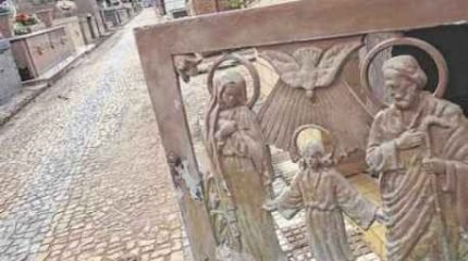 A reportagem do JC foi ao Cemitério Municipal São João Batista e constatou sepulturas sem vasos, além de grades de proteção abertas