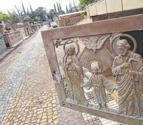 A reportagem do JC foi ao Cemitério Municipal São João Batista e constatou sepulturas sem vasos, além de grades de proteção abertas