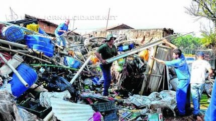 Funcionários da Prefeitura retiram lixo de residência