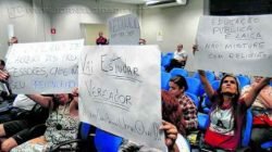 Manifestantes contrários aos discursos de crítica à “ideologia de gênero” levaram cartazes à sessão ordinária