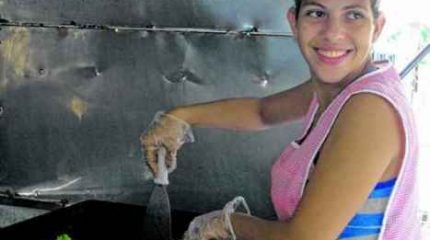 Kethelen Carolina S.B.S. da Silva trabalha com o preparo do hambúrguer e é também consumidora do sanduíche