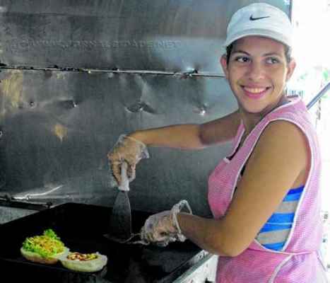 Kethelen Carolina S.B.S. da Silva trabalha com o preparo do hambúrguer e é também consumidora do sanduíche