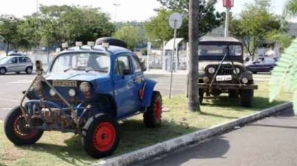 Os veículos já invadiram os corredores e estacionamento do centro de compras, com exposição de Jeeps e gaiolas de competição