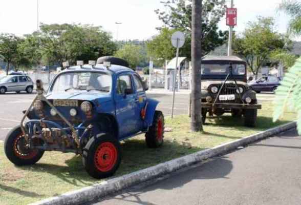 Os veículos já invadiram os corredores e estacionamento do centro de compras, com exposição de Jeeps e gaiolas de competição
