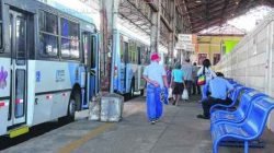 Passageiros aguardam por ônibus no terminal urbano, que fica na antiga Estação Ferroviária