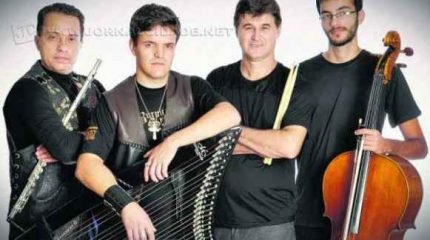 Os músicos Celso Lazzarini (Flauta), Jonathan Faganello (Harpa), Edson Tamiazo (Bateria) e Pedro Bortolin (Violoncelo) apresentam os clássicos do rock em evento no Rio de Janeiro