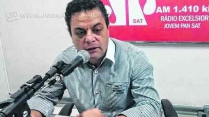 O superintendente do Daae, Geraldo Gonçalves Pereira, no estúdio da Rádio Excelsior JP