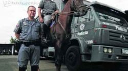 Sargento Marucci (em pé) e soldado Benites compõem a equipe do Grupamento de Polícia Montada