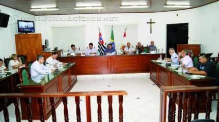 Denúncias apontavam que concurso já tinha os aprovados antes da realização da prova. Na foto, Ratinho preside sessão