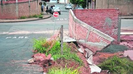 Força da chuva danificou muro que cerca terreno, localizado na Avenida 3, no Anhanguera