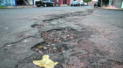 LISTA DE PROBLEMAS: além da iluminação precária, na Rua 1-A com a Avenida 52-A, buracos comprometem o tráfego de veículos naquele trecho