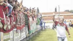 João Vallim comemorou a permanência do Velo Clube na série A-2 com a torcida