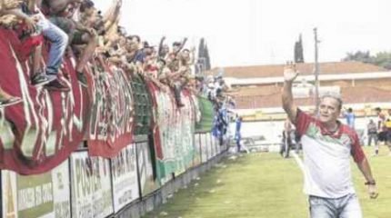 João Vallim comemorou a permanência do Velo Clube na série A-2 com a torcida