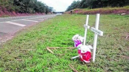 Cruzes fincadas na Rodovia Wilson Finardi, altura de Batovi, em memória de dois jovens que morreram em acidente dia 25