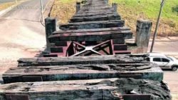 Dormentes podres sobre a estrutura metálica podem cair e causar graves acidentes aos usuários da via