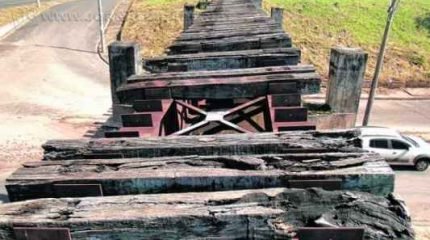 Dormentes podres sobre a estrutura metálica podem cair e causar graves acidentes aos usuários da via