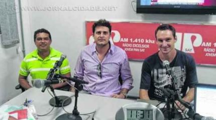 Marcos Silva (à esquerda), Flávio Campos (ao centro) e Alex Afonso (à direita), durante o programa Jornal de Esportes da última sexta-feira (8), da Excelsior JP