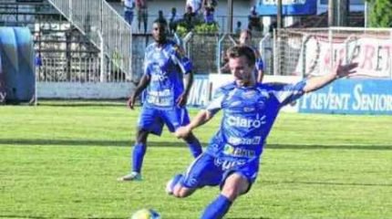 Nando Carandina e Alê (ao fundo) estão nos planos da diretoria rioclarista para retornarem para a disputa do estadual em 2016