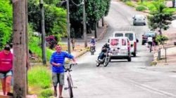 CONFUSÃO: motocicletas, bicicletas e automóveis dividem espaço estreito na Jacutinga