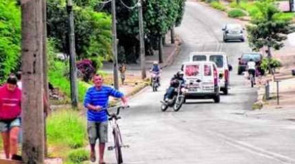 CONFUSÃO: motocicletas, bicicletas e automóveis dividem espaço estreito na Jacutinga