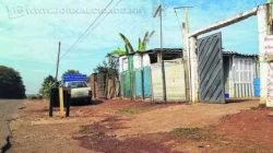Residências das famílias foram construídas em área às margens da rodovia e terão que ser retiradas para execução das obras de duplicação da estrada