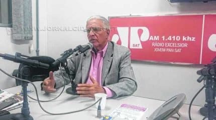 Lixo em terreno continua sendo um problema no município. Secretário de Manutenção e Paisagismo, Sérgio Guilherme, em programa da Rádio Excelsior JP