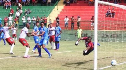 Tiago Bernardi cabeceia para marcar o gol da vitória e da permanência do Velo Clube na série A-2