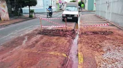 Equipe de manutenção do Daae executou reparos em vazamento na rede de água na Rua 2, entre as avenidas 9 e 11, na manhã dessa quarta-feira (20)