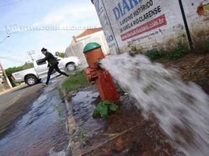 Hidrante aberto próximo ao estádio Benito Castellano