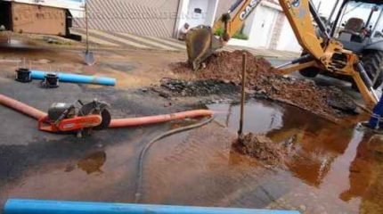 Vazamento próximo ao estádio municipal Augusto Schmidt Filho