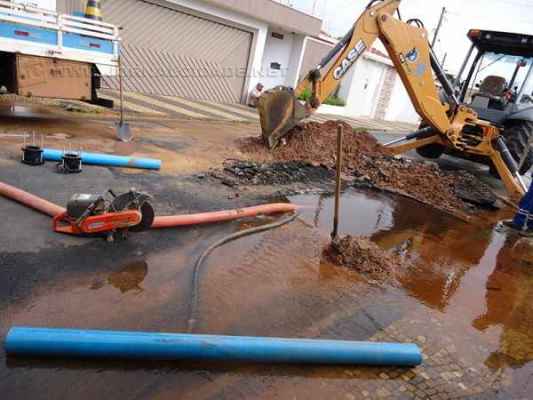 Vazamento próximo ao estádio municipal Augusto Schmidt Filho