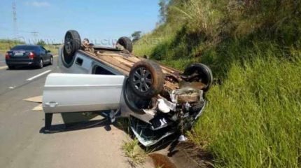 Dois carros se envolveram nessa colisão, sendo um deles uma Saveiro - o carro que capotou.