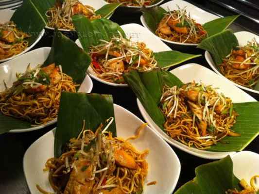 Festas Temáticas reúnem os costumes e culinárias de outros países. Na foto, um prato chinês servido na folha de bananeira, conhecido como ‘Noodless Stir Fry’