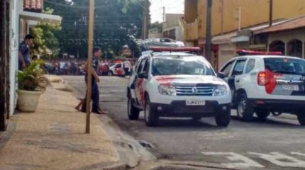 A leitora Letícia Uliano Baumgartner registrou o momento em que um dos suspeitos sai de uma casa com o policial