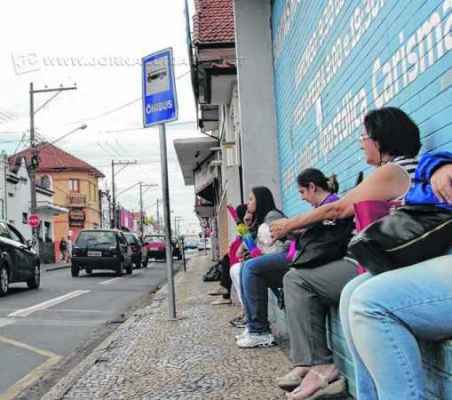 IMPROVISO: passageiros aguardam pelo transporte público em ponto de ônibus sem abrigo na Rua 1, entre avenidas 7 e 9