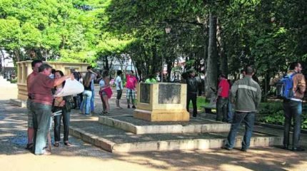 Professores fazem ato público na Praça da Liberdade