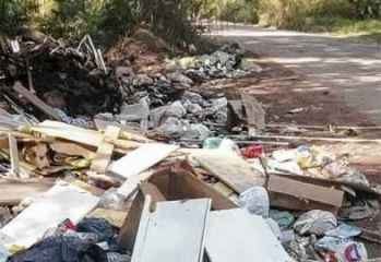 Lixo despejado próximo às margens do Corumbataí: crime ambiental e ameaça ao meio ambiente