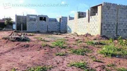 Segundo moradores, o local tem servido de esconderijo noturno para marginais, fato que preocupa toda a vizinhança