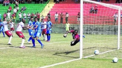 O zagueiro e capitão Tiago Bernardi (à esquerda), no momento do gol contra o Água Santa, aos 15 minutos do segundo tempo