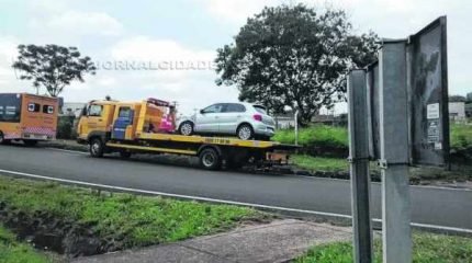 Nessa segunda (1º), carro se envolveu em um acidente em rotatória da Av. Tancredo Neves