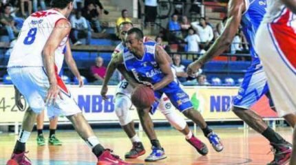 O armador Eric Tatu está prestes a renovar seu contrato