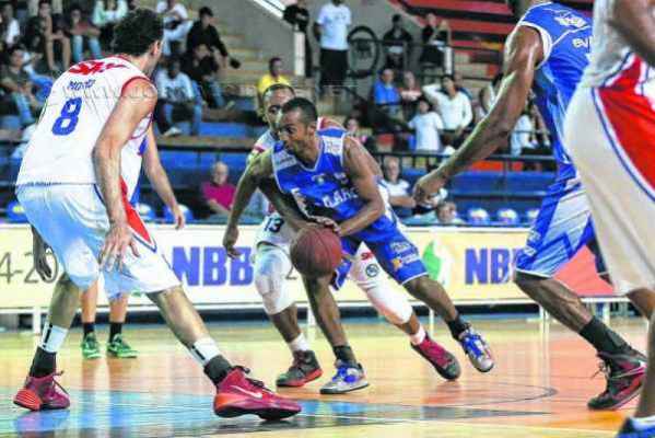 O armador Eric Tatu está prestes a renovar seu contrato