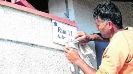 Ruas e avenidas sem identificação sempre dificultaram a localização de quem transita pelos diversos bairros da cidade