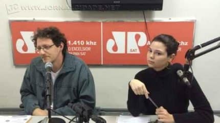 Na foto, André Bertoletti, da Coalizão Democrática, e Carol Gomes - da Associação Juventude Ativa (AJA)