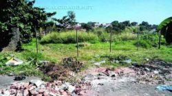 Lixo e restos de entulho jogados em um terreno na Rua 8 com a Avenida 56, no Jardim Karan