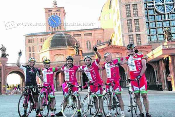 O grupo de ciclistas composto por Vinicius, Alê, Palata, Marcelo, Walter e Ricardo na Basílica de Aparecida, no último sábado