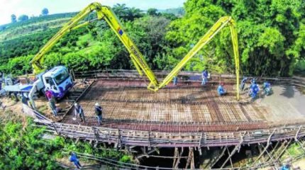 Após a secagem do concreto do tabuleiro, será realizada a concretagem das barreiras laterais da nova ponte de Itapé