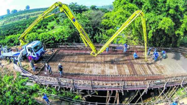 Após a secagem do concreto do tabuleiro, será realizada a concretagem das barreiras laterais da nova ponte de Itapé